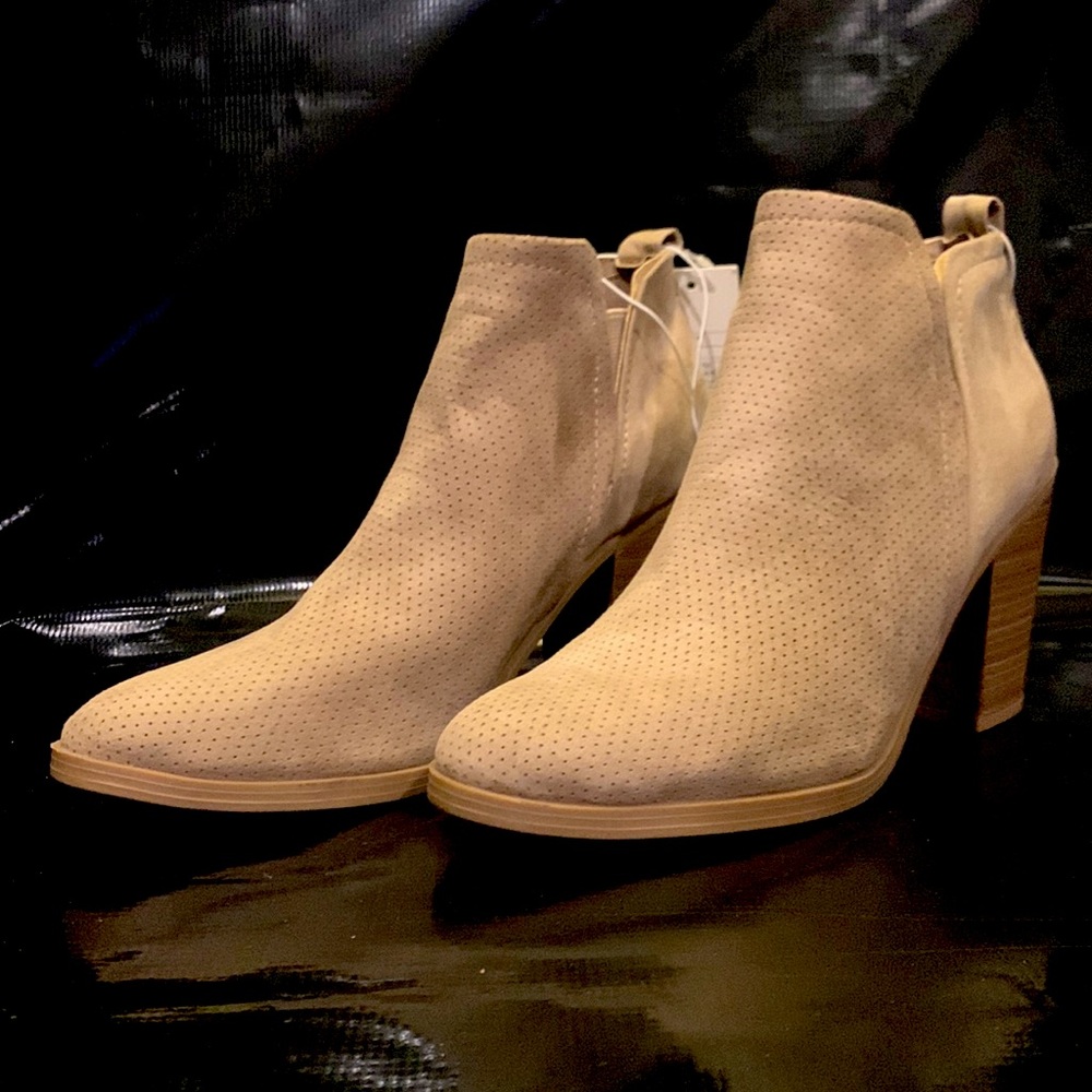 Universal Thread Women's Avalyn Microsuede Laser Cut Bootie Taupe, size 11 new.